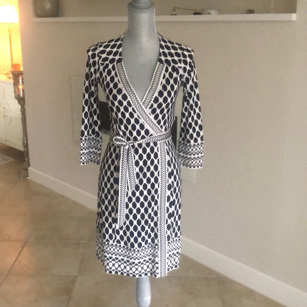 Diane VonFurstneberg black & white wrap dress